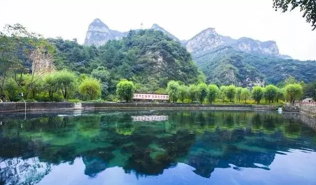 沕沕水位于革命老区平山县西南边缘,海拔高度800-1100米,距石家庄95