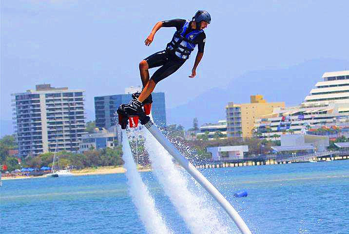 黄金海岸水上飞板极限飞行体验新极限挑战站立在水中的巨人