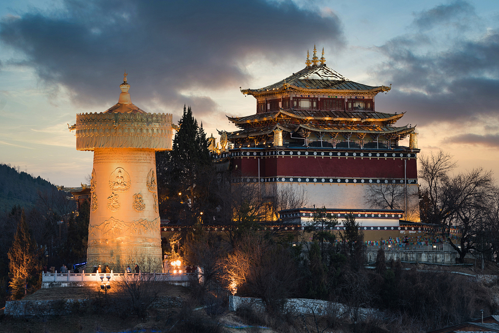 雪山束河古镇虎跳峡独克宗古城纳帕海香格里拉坛城普达措长江第一湾