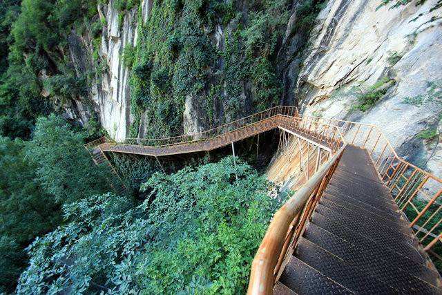 位于河北省涞水县野三坡镇苟各庄村,百里峡总面积110平方公里,与北京