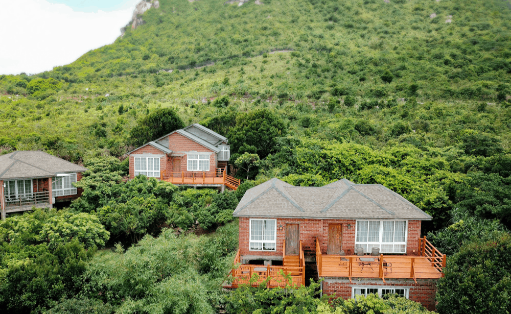 深圳鹿嘴山庄2天1晚住宿含双人悬崖餐厅早餐观光车来回免费沙滩打卡