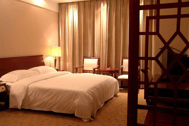 西安南北中轴线上(地铁二号线主线南稍门站点),永宁门外长安路北段58