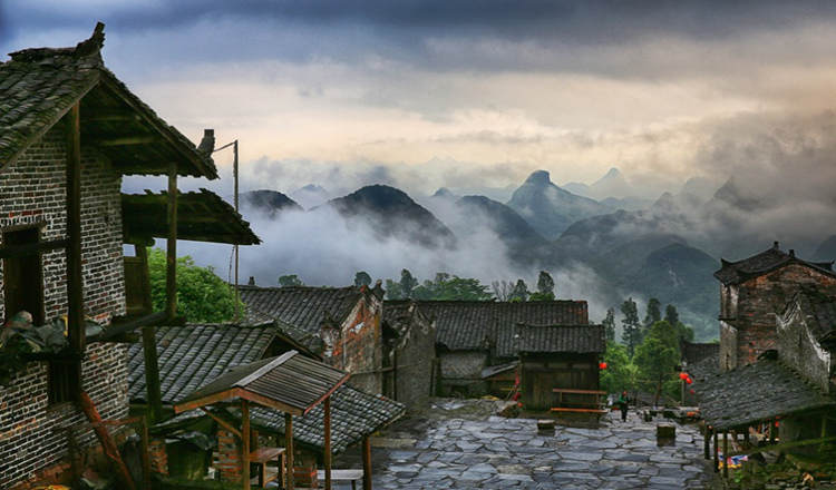 探秘千年瑶寨 英西峰林徒步 万山朝王 观瑶族表演 瑶族篝火晚会 特色