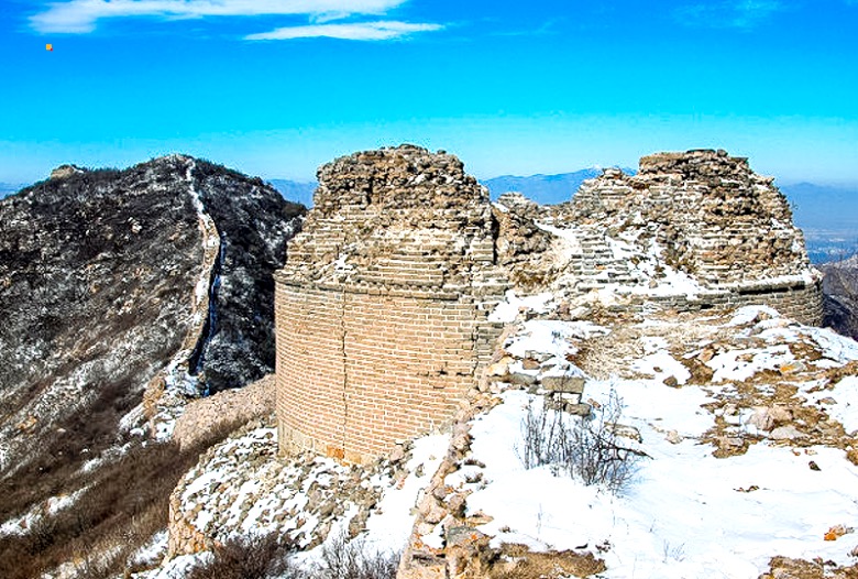 行山 脉，南面华北平原，东望渤海湾，古人称之为“神京，龙脉之所在”。