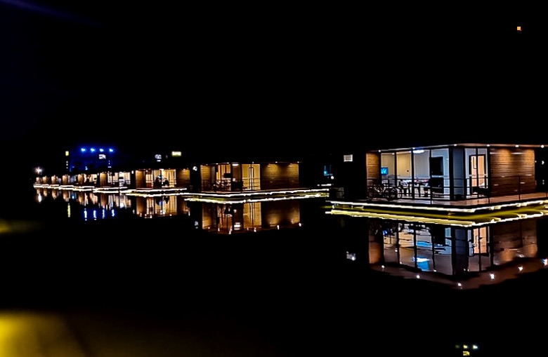 多玛水镇,独特的住宿体验.