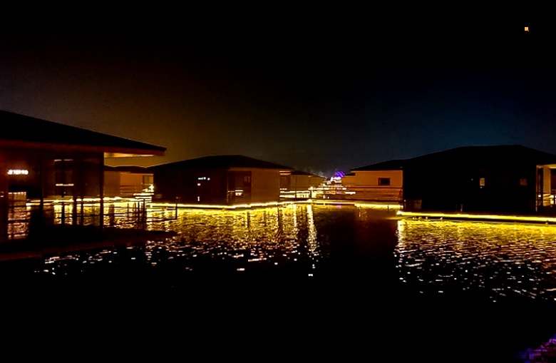 多玛水镇,独特的住宿体验.