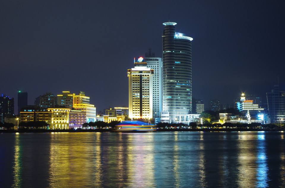 金砖豪华夜景一览无遗厦门鹭江夜游豪华游轮船票观景品茶赏歌惬意悠闲