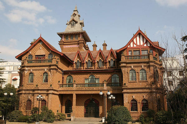 如果您想过过乘黄包车的瘾,不妨让旧上海的"祥子"带你到毗邻南京路的"