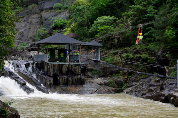 以溪水清亮,九曲十八弯而得名,位于文成县峃口九溪村革命军区