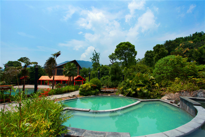 重庆铜梁龙温泉度假区门票温泉水随矿物质的分泌量不同常呈蓝绿紫无色