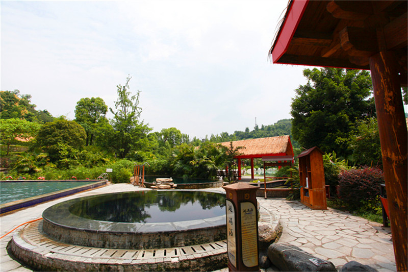 重庆铜梁龙温泉度假区门票温泉水随矿物质的分泌量不同常呈蓝绿紫无色