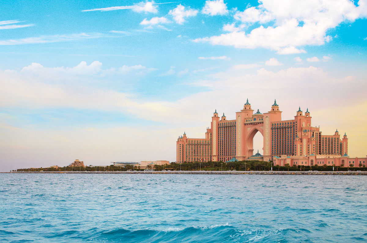 迪拜棕榈岛屿延伸进海湾内部,可以容纳相当多的豪华酒店,别墅以及水上