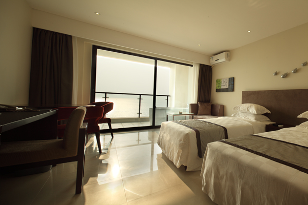 惠州巽寮湾六悦海尚湾畔度假酒店躺在阳台的浴缸里看海天一线赠送无