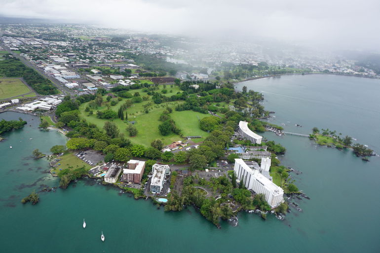 一边带着双头耳机听你的专业飞行员专业的讲解,一边享受希洛市中心的