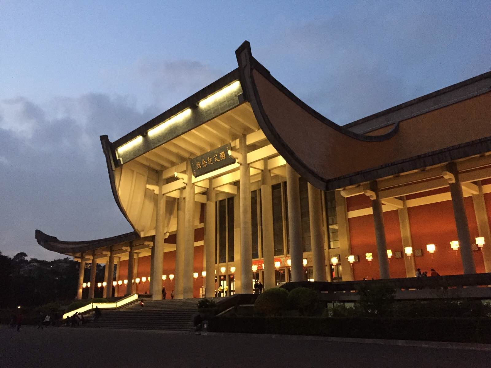 三大特色美食 赠送"蝴蝶公主号"豪华游艇游高雄港 赠送十分放天灯)