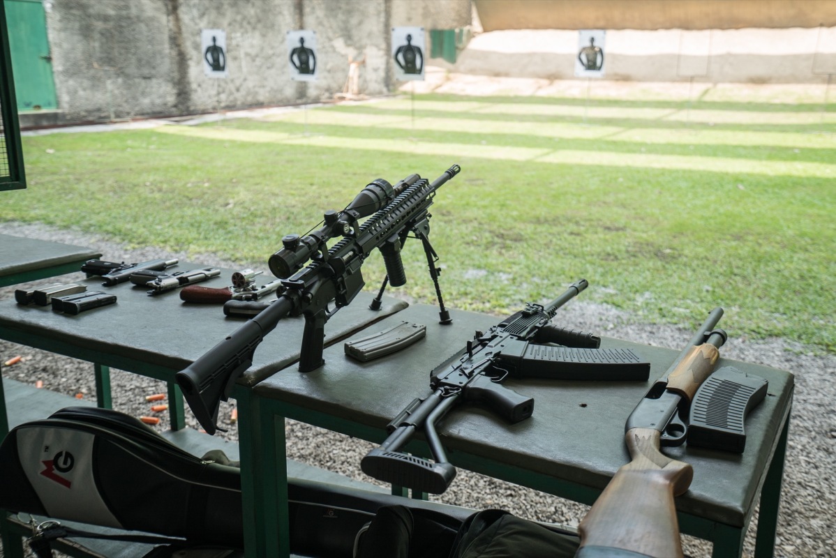 泰国自由行苏梅射击场真枪实弹超值体验真人绝地吃鸡多种枪械组合专人