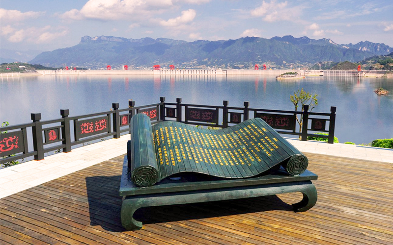 原故里景区开发建设是以激扬屈原文化,追溯峡江楚韵,拥览天筑情怀为