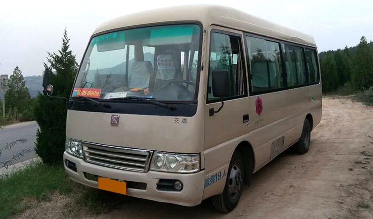 17 2座江铃中巴,可乘坐17个客人,1个导游座.