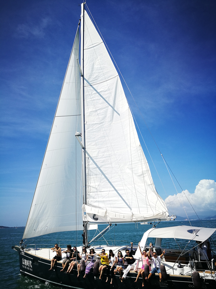 三亚亚龙湾豪华进口双体帆船出海体验赠送海钓浮潜时令水果