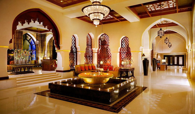 酒店置身于一座传统的宫殿式住宅内,彰显出独特的现代中东风格.