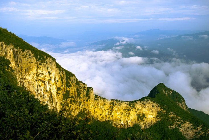 别克新凯越白帝城位于重庆奉节县瞿塘峡口的长江北岸,奉节东白帝山上 