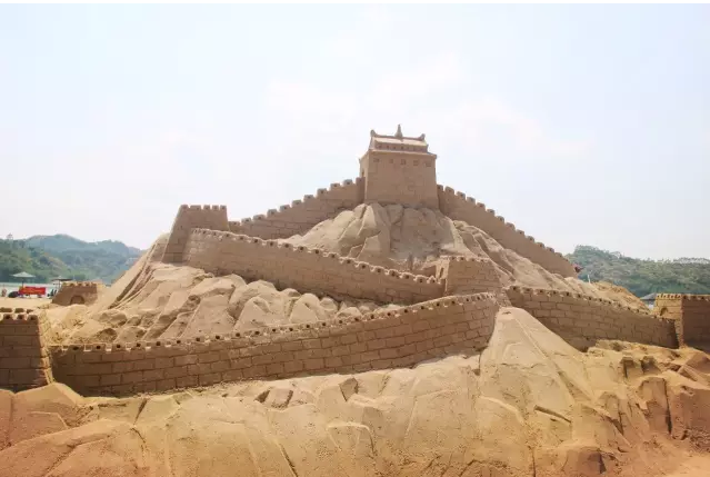 无一不显示它的气势滂沱长城在阳光的照耀下瞬间感觉置身于海底世界惟