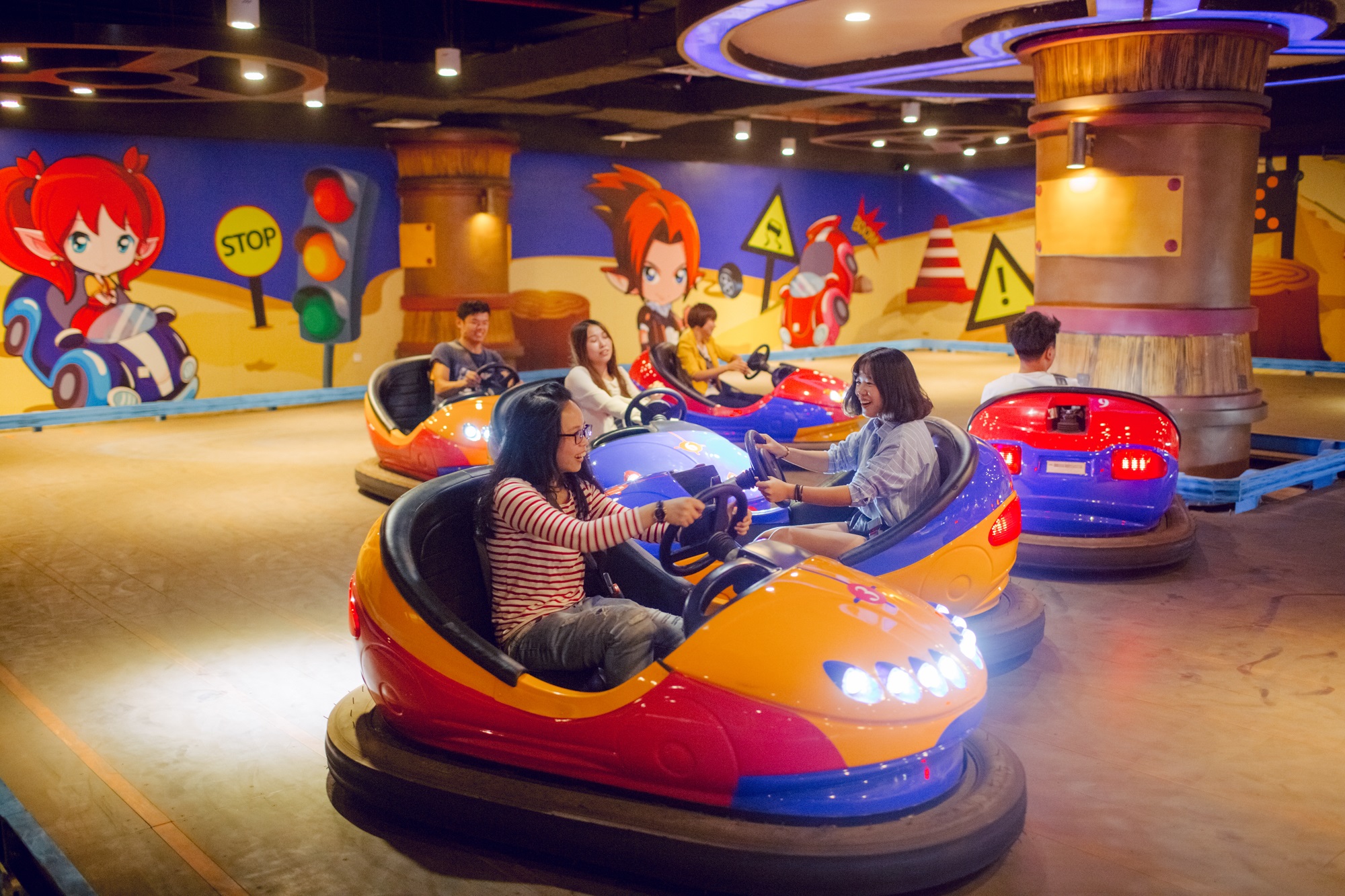 碰碰车给人的视觉感受非常酷炫,机动性能超强,可以像卡丁车一样的漂移