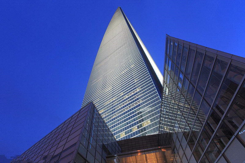 来到大楼100层,即474米高处的悬空观光长廊时,漫步云端的感觉仿佛成了