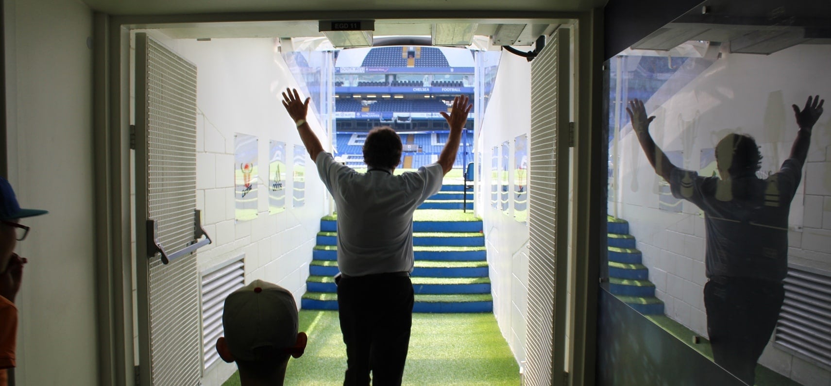 您将参观球队更衣室及球员通道,在这里切身感受赛前的紧张气氛;2.