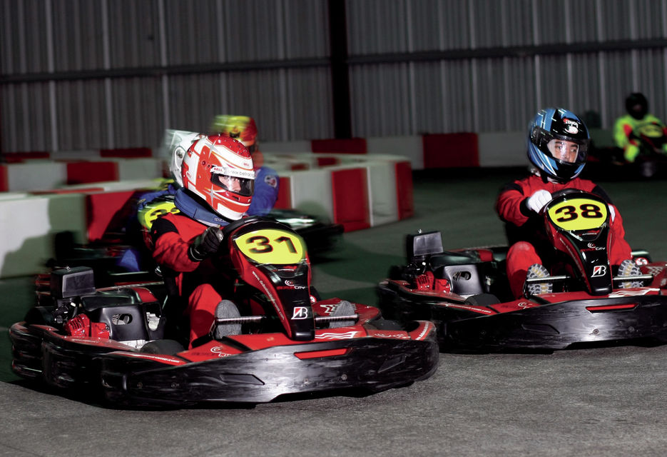 迪拜室内卡丁车赛场急速狂飙和朋友激情竞速聆听发动机的轰鸣声