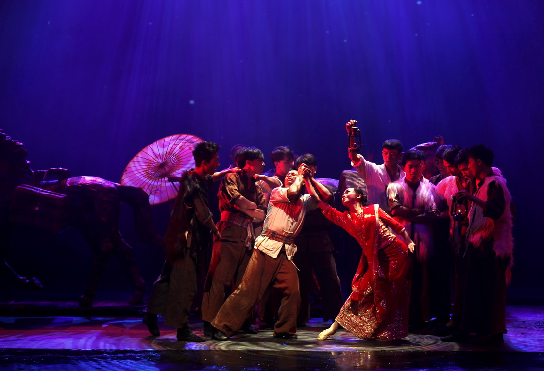 梦幻腾冲晚会表演分为五个部分:火山热海,古道马帮,碧血千秋,和顺家园