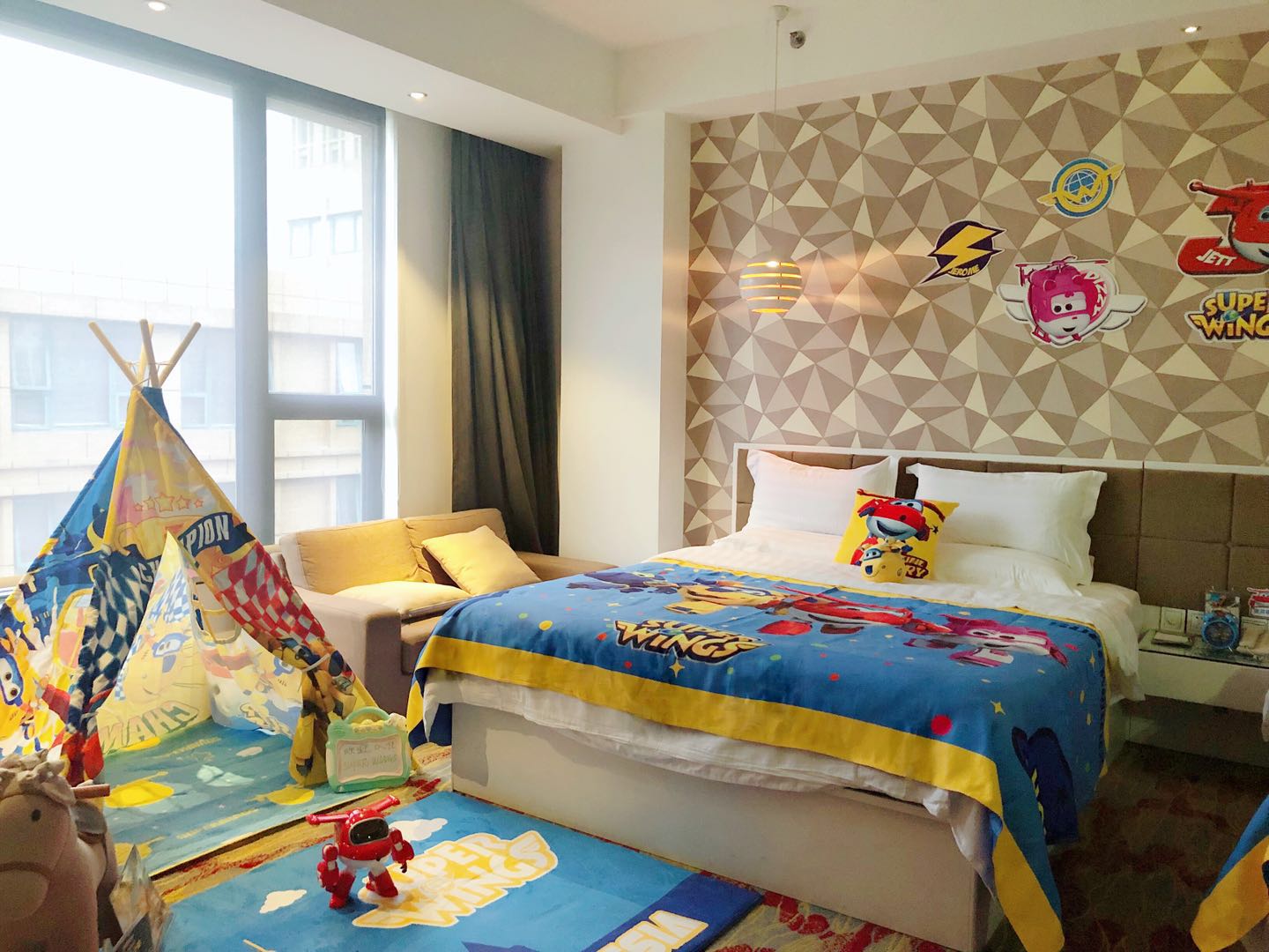 酒店超飞飞侠酷芽主题亲子房家庭房1晚2大1小早餐超级飞侠儿童礼包