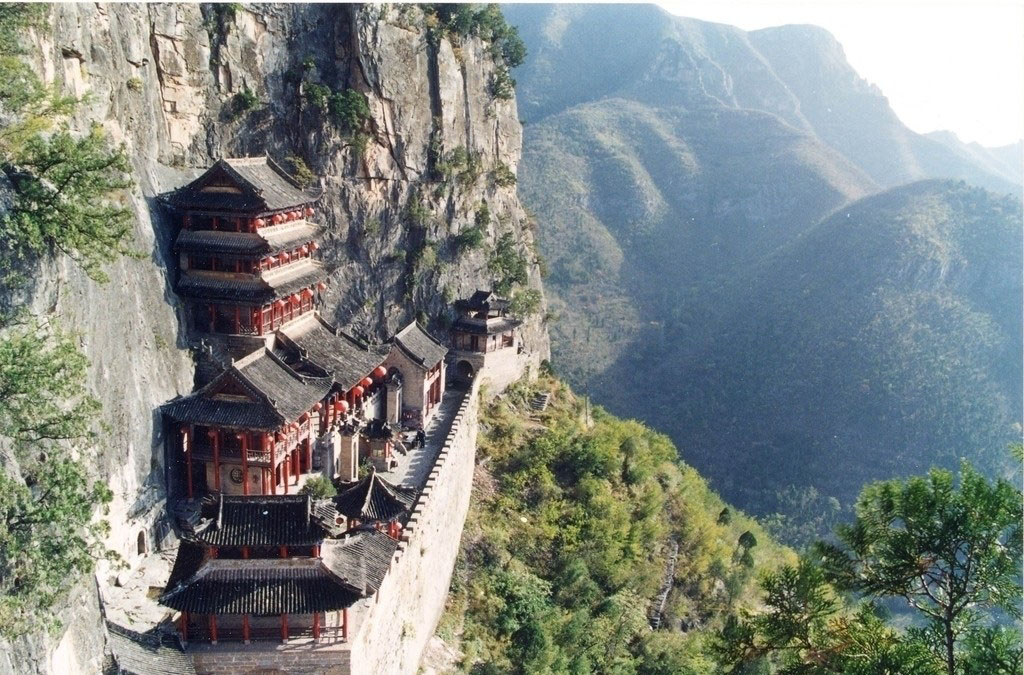 娲皇宫位于河北省涉县中皇山上,始建于北齐,也就是