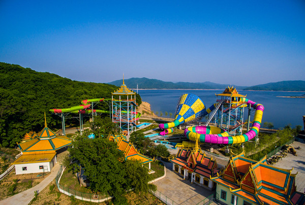 水乐园位于五虎岛南水面上,由人工造浪池,大型水寨,儿童戏水区,环形