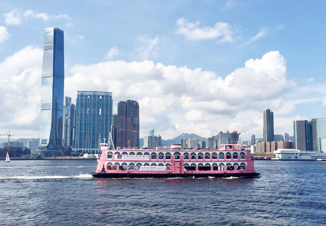 "洋紫荆维港游"将集团的汽车渡轮变身成为色彩斑瓓的多功能观光船,游