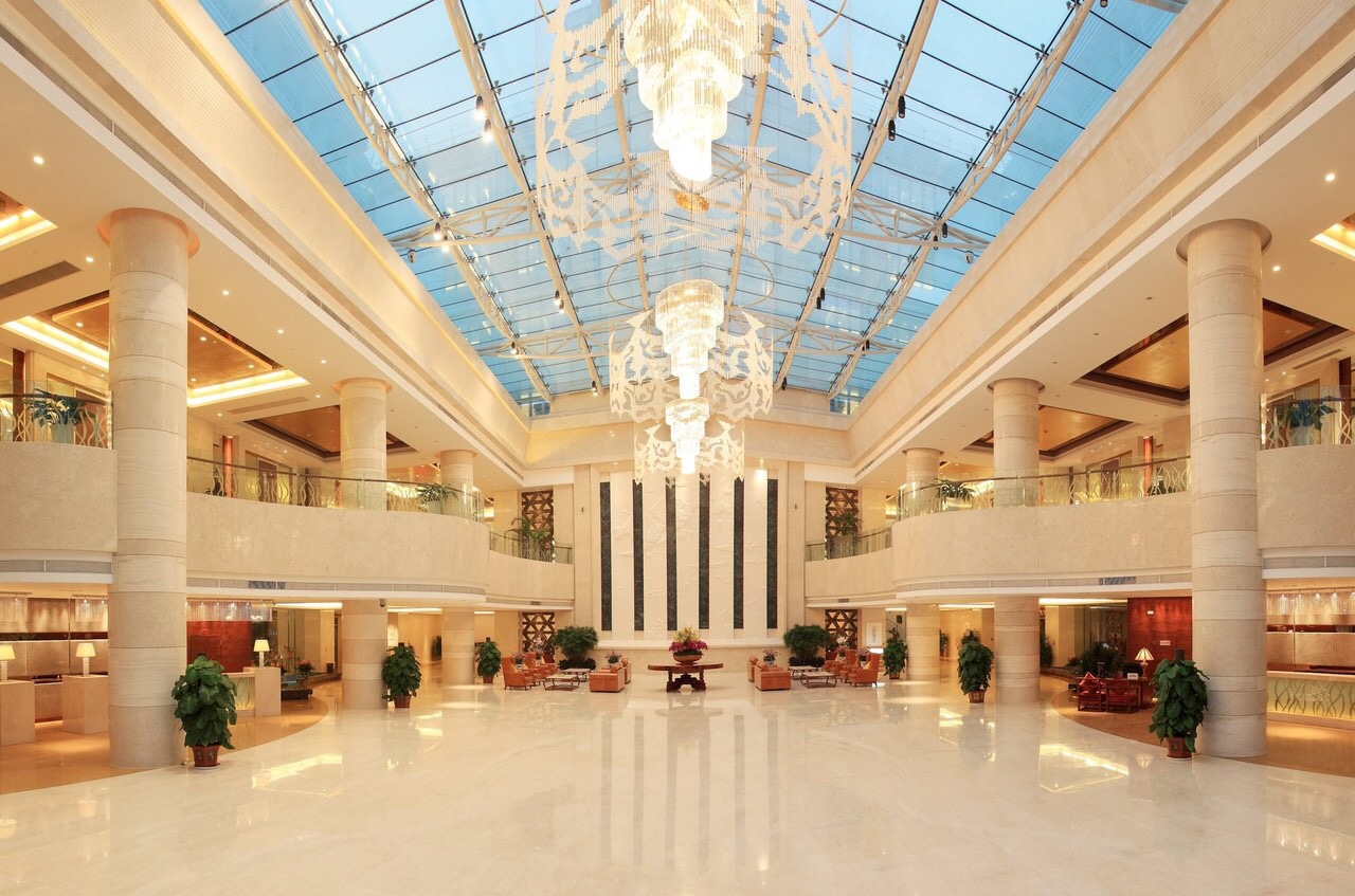 海南迎宾馆酒店位于海口国兴大道交通便利