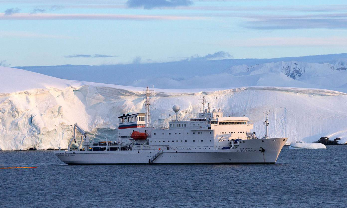 是一艘现代,舒适,安全,抗冰能力极强的极地探险船.