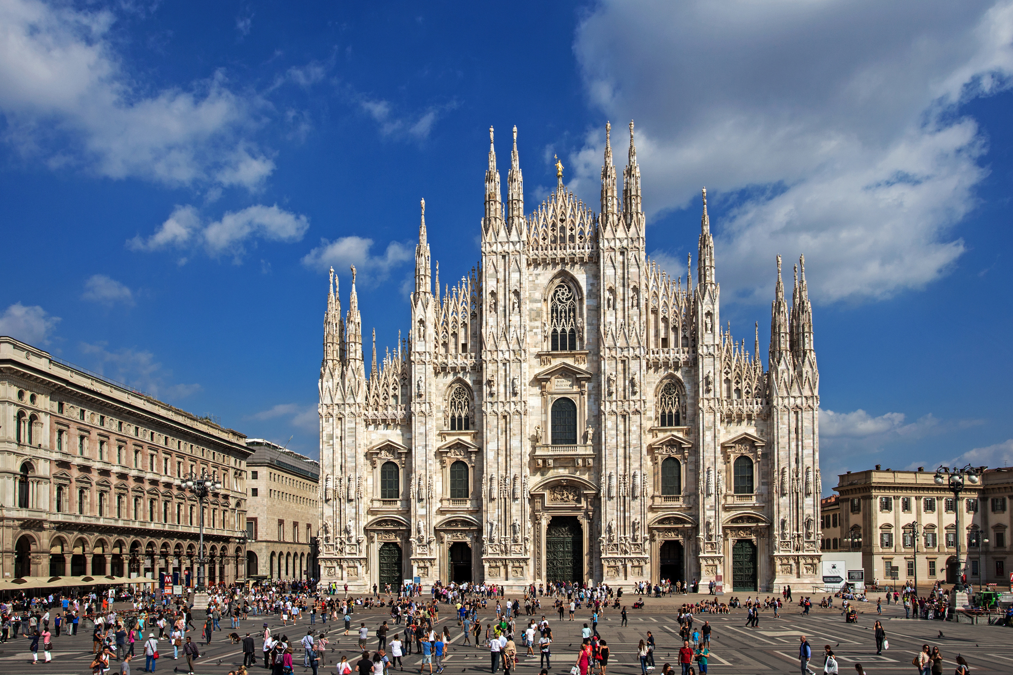 米兰大教堂坐落于米兰市中心的大教堂广场,是米兰的标志性建筑,它始建