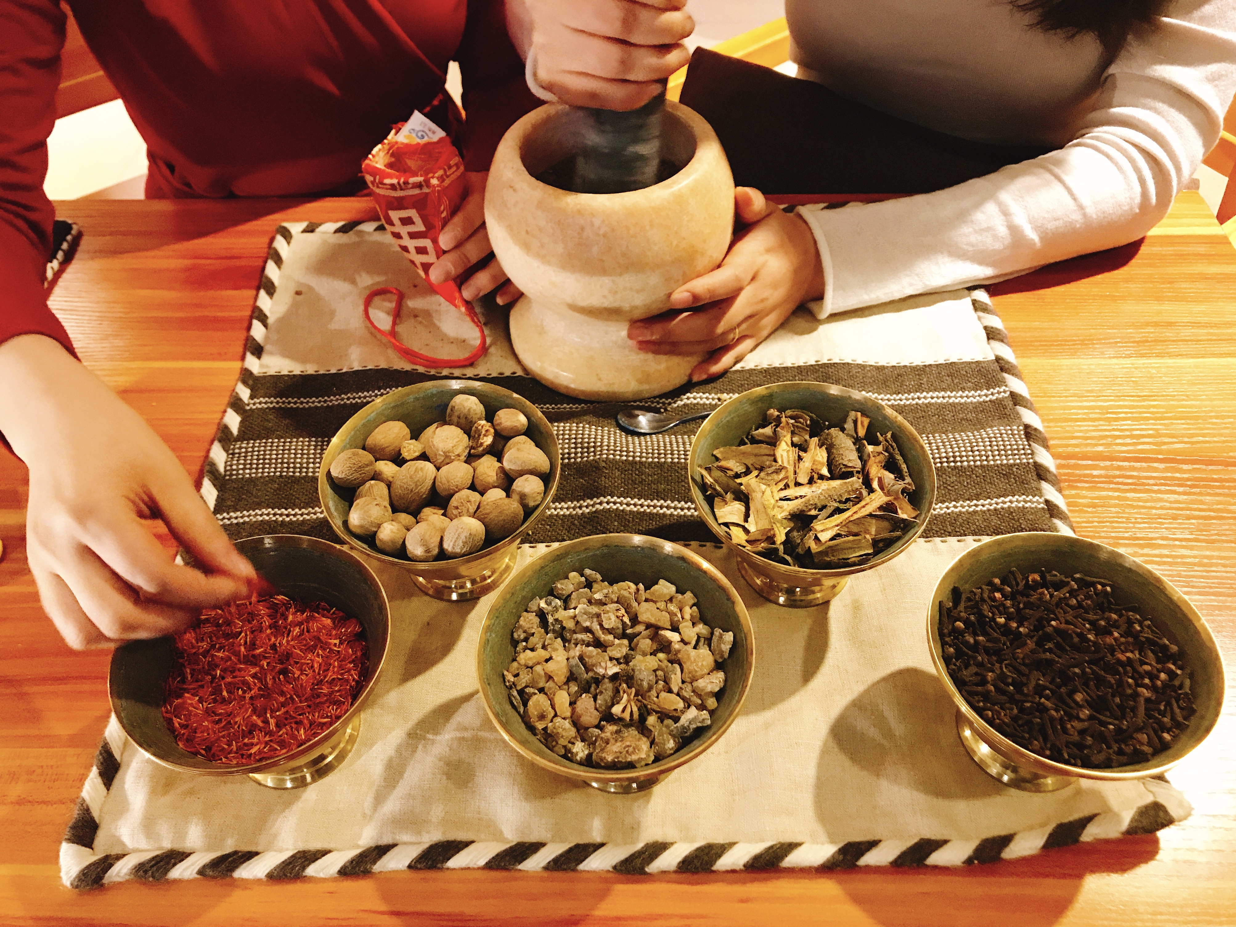 缝制香袋并带走5. 古法制作藏香包4. 领取藏式体验盒3.