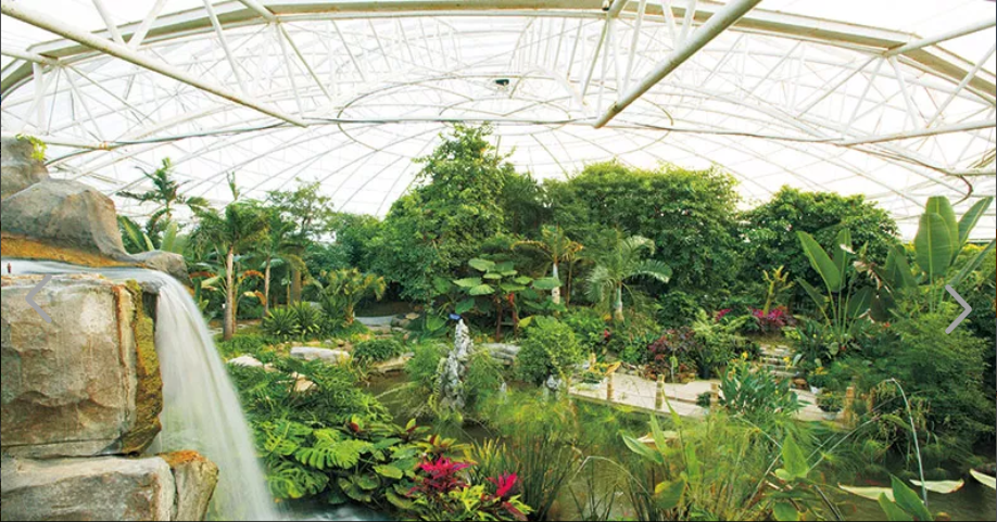 天宫庄园内的天宫城堡少儿职业体验馆2,当季水果采摘3,真人cs4,月亮湾