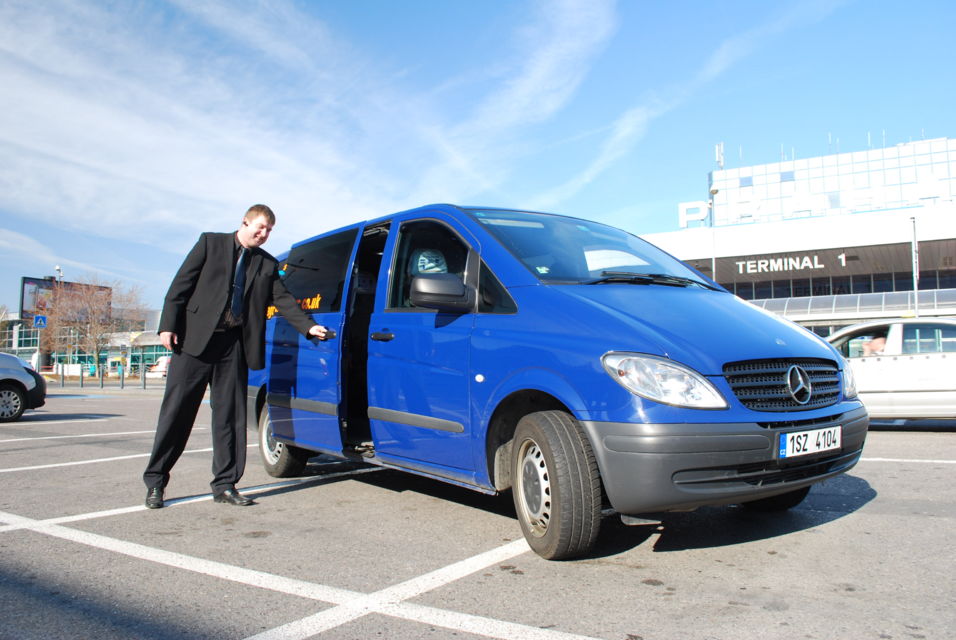 捷克布拉格机场至市区酒店接送机(晚点免费等待60分钟/24小时车辆服务