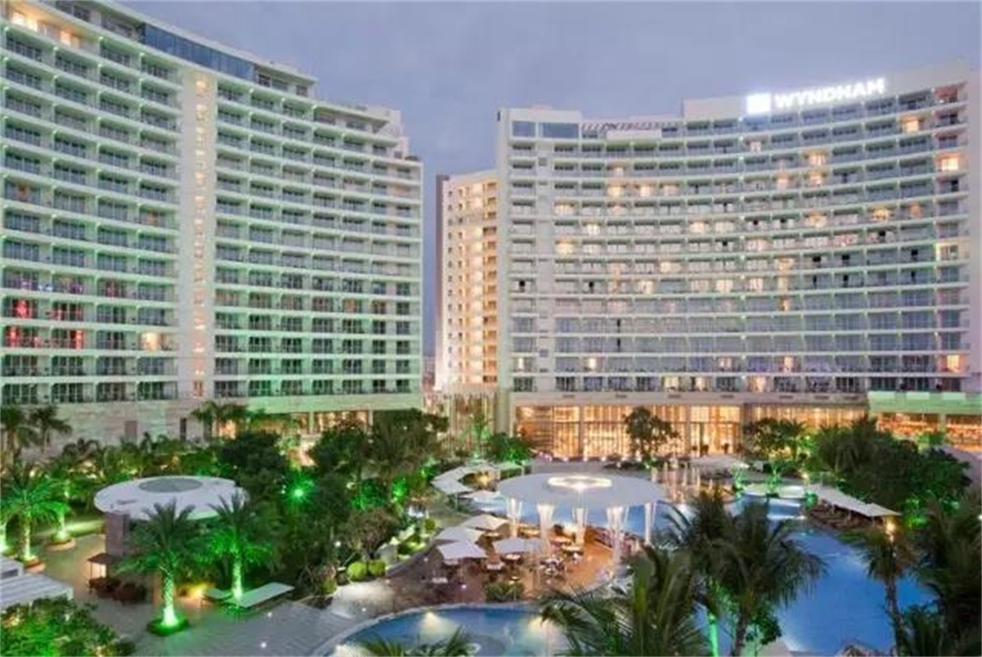 三亚丽禾温德姆酒店位于三亚湾,现代滨海热带园林,户外恒温泳池及水系