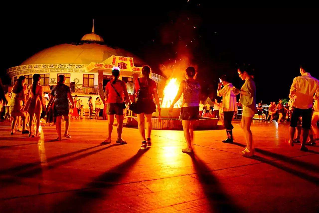 吉思汗陵库布齐沙漠哈素海往返7日游沙漠穿越篝火晚会骑骆驼沙漠酒店