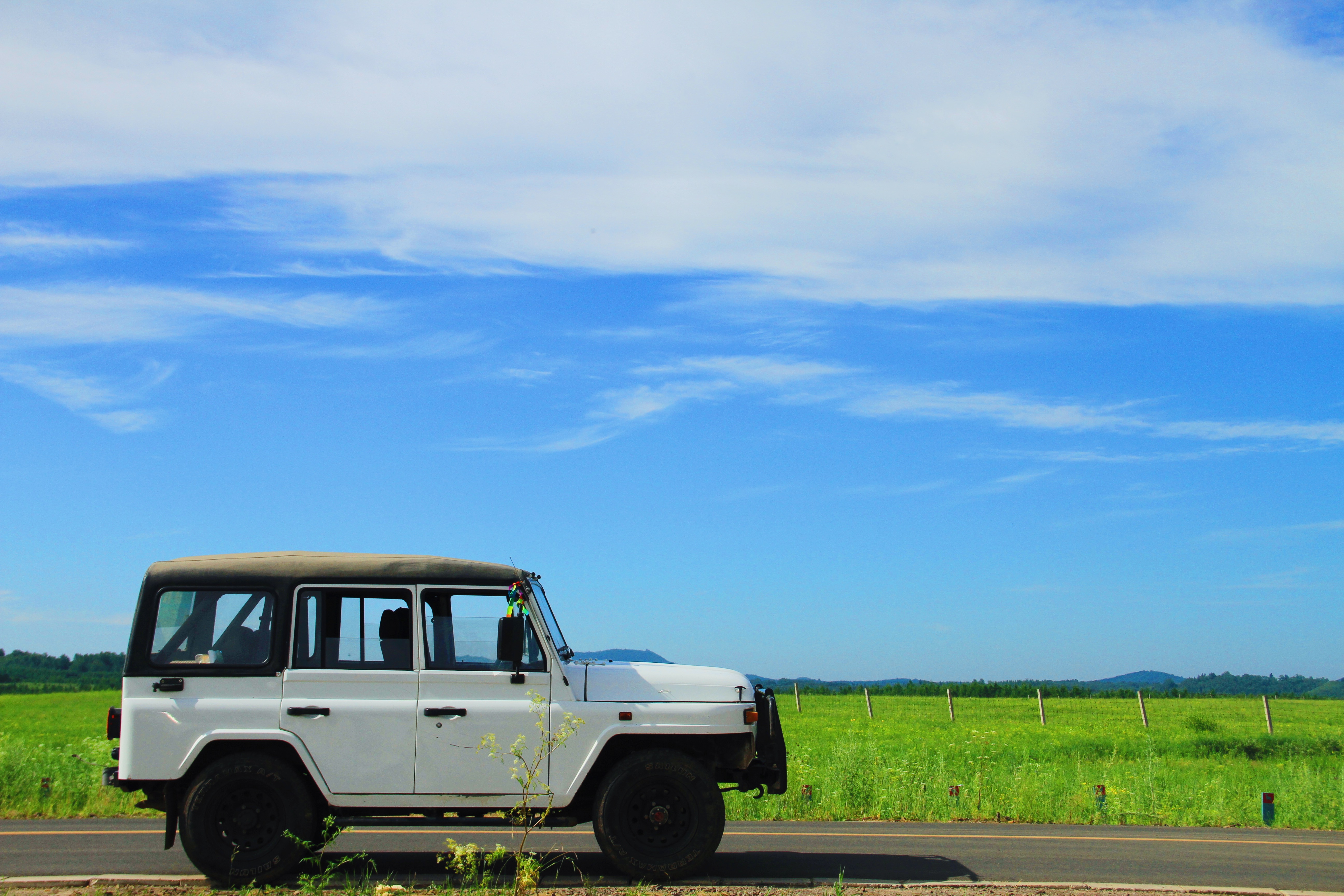 随着越野车深入草原腹地,导游和蒙古领队艺人会选择一处环境优美的