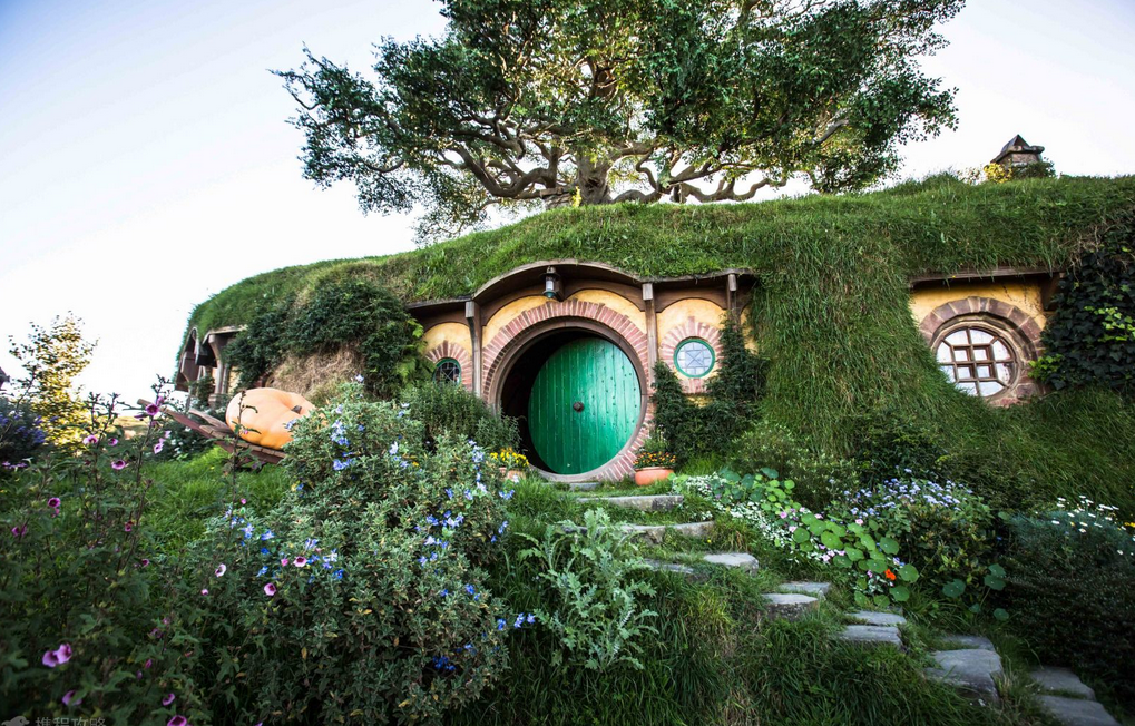 托尔金小说里中土世界的夏尔国,有翠绿平缓的山坡,悠闲的农庄氛围