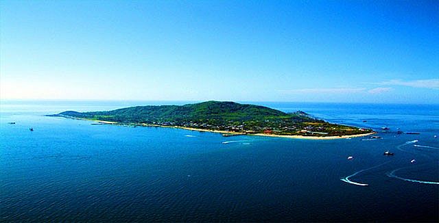 3,景区简介:西岛又名西玳瑁洲,周边海域属三亚珊瑚礁自然保护区,是