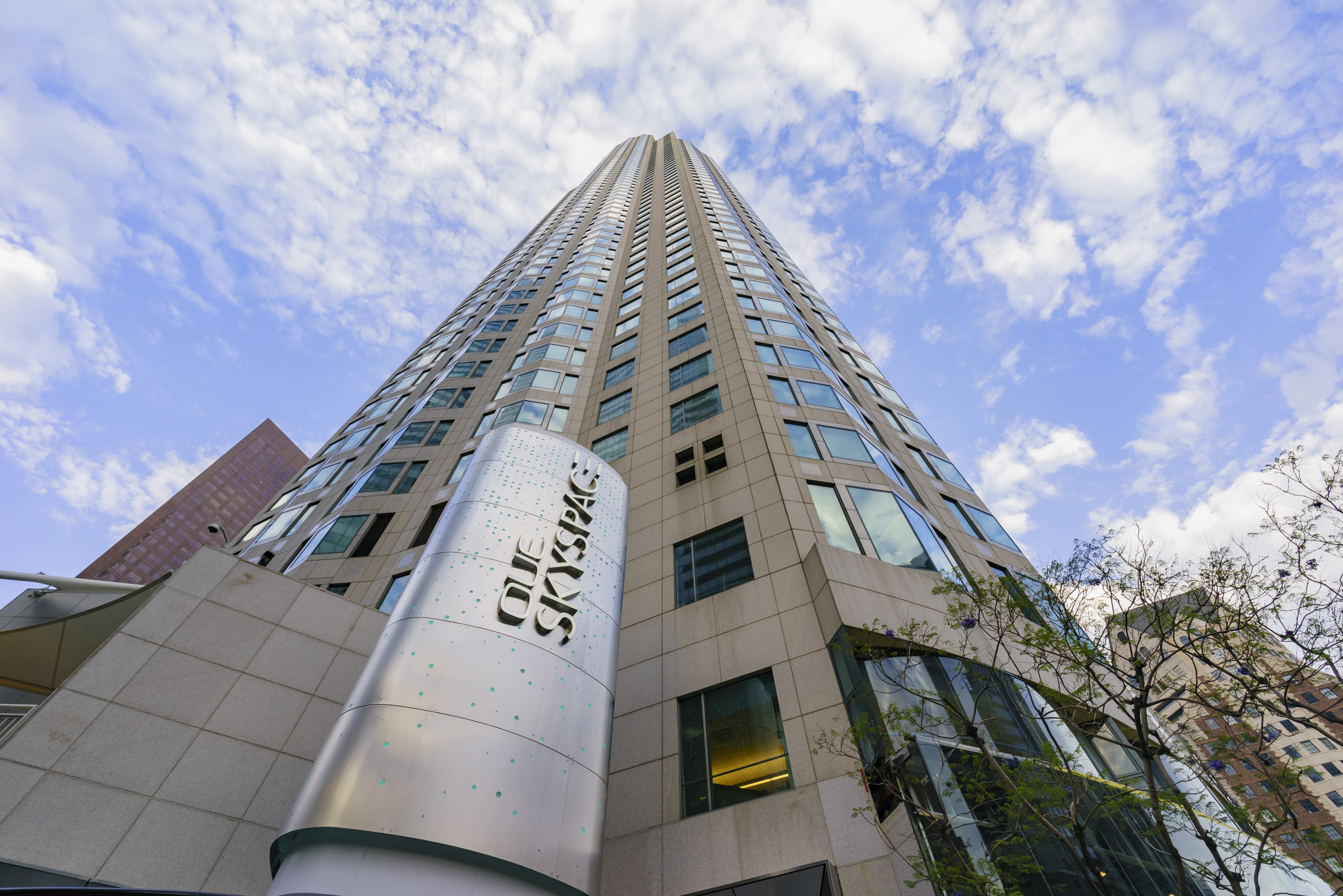 洛杉矶oue skyspace观景台位于美国洛杉矶银行大厦上空近1000英尺,是