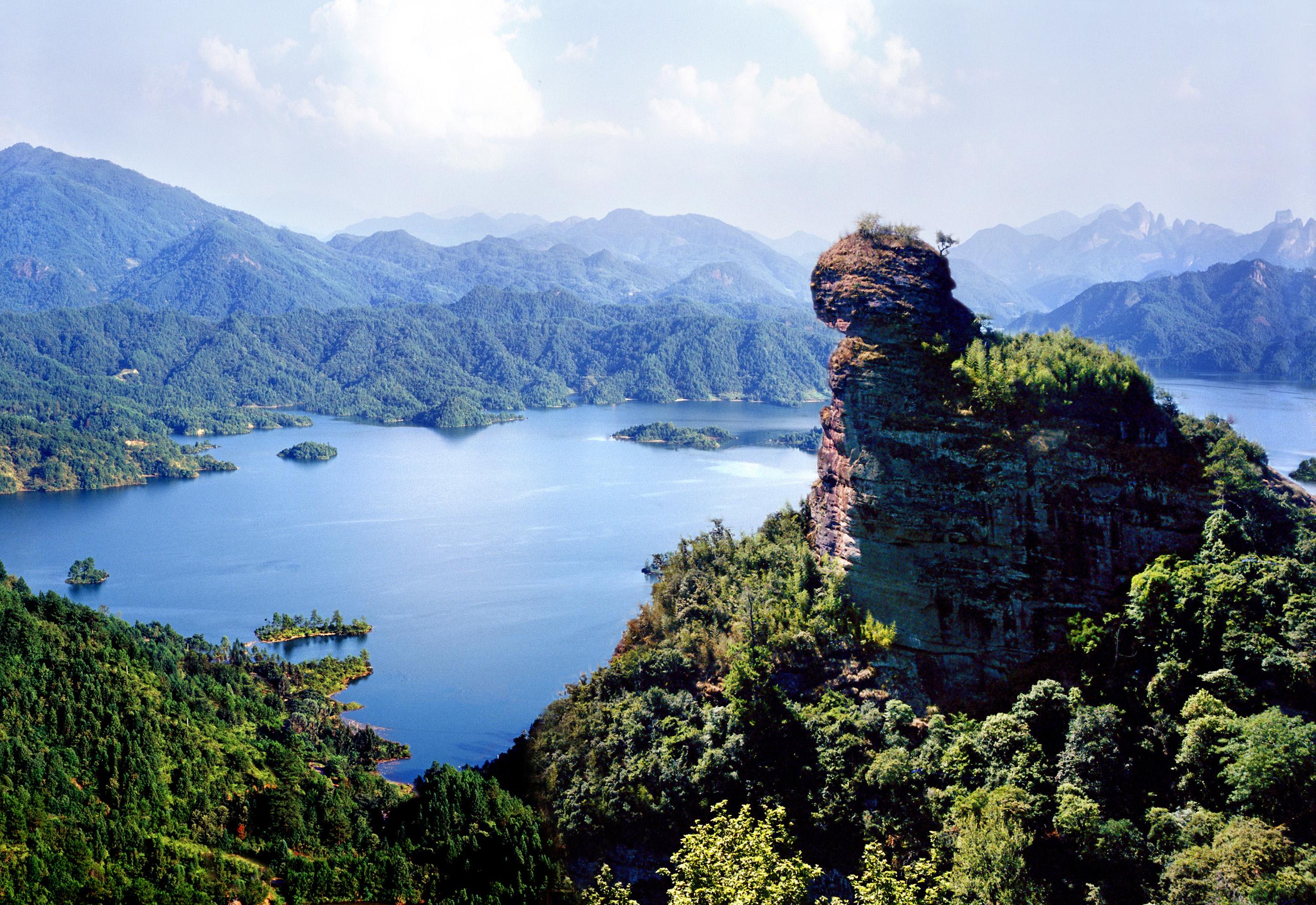 猫儿山国家自然保护区位于广西桂林市的北部,地处北桂林旅游区的中心