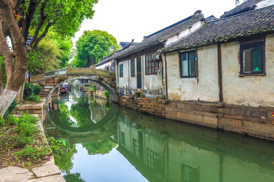 甪直镇俯视呈"上"字型,占地约一平方公里.