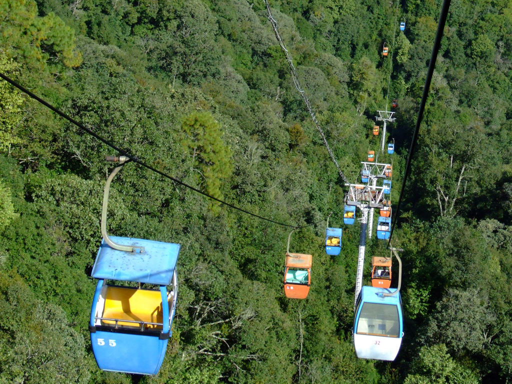 吴随着旅游事业的发展,云峰山已设有高空索道缆车,浏览参观十分便捷.
